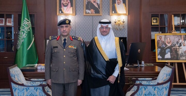 سمو محافظ الأحساء يُقلّد مدير الدفاع المدني بالمحافظة رتبته الجديدة