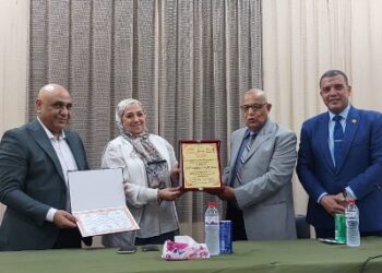 “تكريم الدكتورة إيناس ماهر عميدة كلية الاقتصاد المنزلي بجامعة حلوان لبطل حرب أكتوبر العقيد حلمي ذكي”