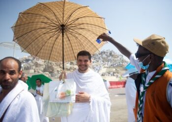 الكشافة السعودية: حكاية ريادة تمتد لعقود في خدمة ضيوف الرحمن