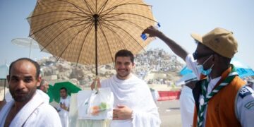 الكشافة السعودية: حكاية ريادة تمتد لعقود في خدمة ضيوف الرحمن