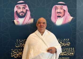 أحد ضيوف “خادم الحرمين من الأوروغواي” لأول مرة يركب الطائرة بحياته.. وكانت متجهة نحو البيت الحرام