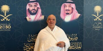 أحد ضيوف “خادم الحرمين من الأوروغواي” لأول مرة يركب الطائرة بحياته.. وكانت متجهة نحو البيت الحرام