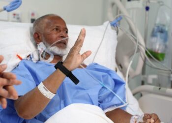 بتجمع مكة المكرمة الصحي   *ساعة ذكية لمتابعة الحالة الصحية للحجاج المرضى أثناء أداء مناسك الحج