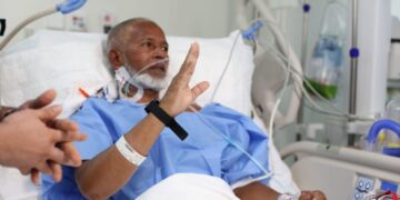 بتجمع مكة المكرمة الصحي   *ساعة ذكية لمتابعة الحالة الصحية للحجاج المرضى أثناء أداء مناسك الحج