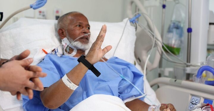 بتجمع مكة المكرمة الصحي   *ساعة ذكية لمتابعة الحالة الصحية للحجاج المرضى أثناء أداء مناسك الحج