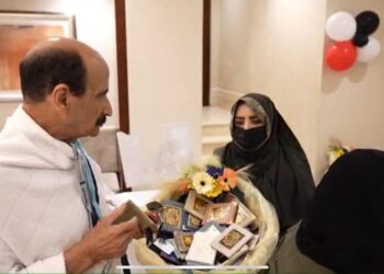 مع اقتراب موعد تصعيدهم الي عرفات :- ” المطوفين ” يبدأون مراسم استقبال حجاج الخمس نجوم
