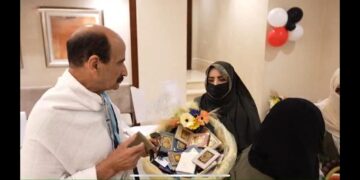 مع اقتراب موعد تصعيدهم الي عرفات :- ” المطوفين ” يبدأون مراسم استقبال حجاج الخمس نجوم