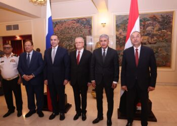 الرئيس اليمني السابق ورئيس المجموعة العربية للسلام  علي ناصر  يحضر احتفال العيد الوطني لروسيا الاتحادية بالقاهرة