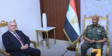 رئيس مجلس السيادة يلتقي السفير الفلسطيني بمناسبة إنتهاء فترة عمله بالسودان