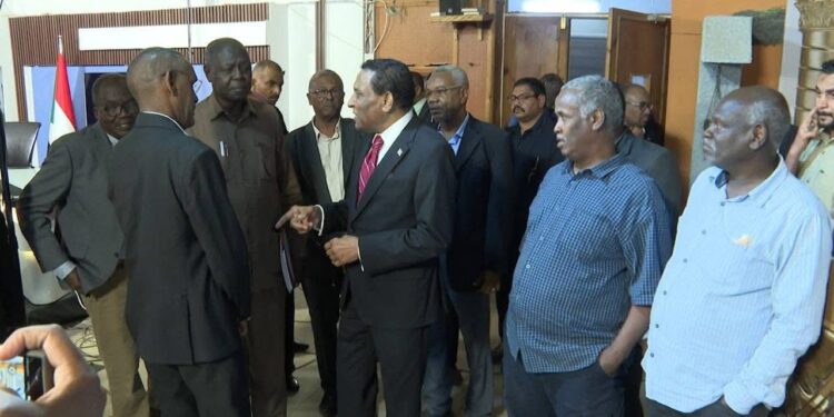 رئيس الوزراء يتفقد مقر التلفزيون ويؤكد إهتمام الحكومة بالمؤسسات الإعلامية القومية السودانية