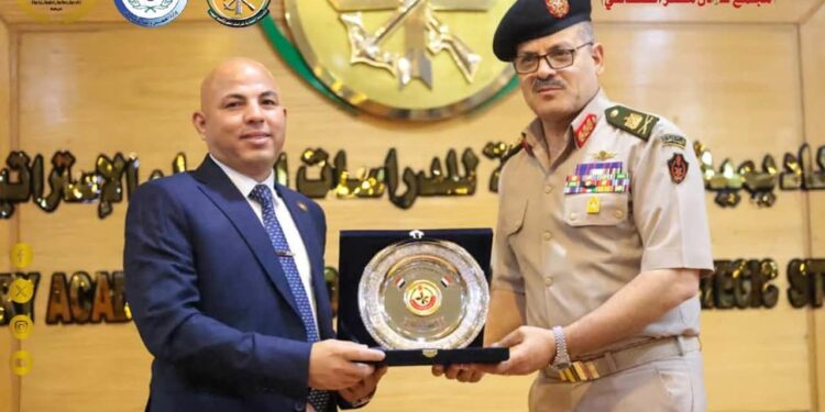 المهندس هيثم حسين يُكرم مدير الأكاديمية العسكرية للدراسات العليا والاستراتيجية لمسهماته الوطنيه ودعم ملف الشراكه الاستراتيجية بين المؤسسه ووزاره العمل الليبيه