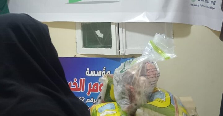 توزيع كراتين ولحوم أضاحي بنك الطعام بمؤسسة حسن شومر الخيرية