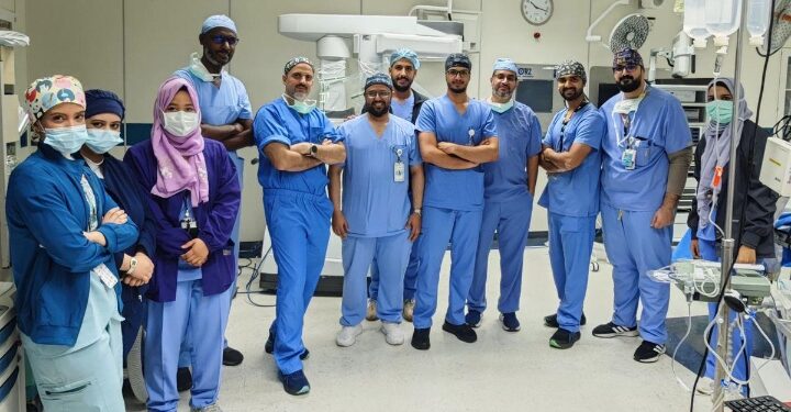 بـ”الروبوت الجراحي”.. إنقاذ حاجة صينية من استرواح صدري مع التهاب رئوي حاد بمدينة الملك عبدالله الطبية