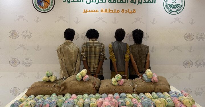حرس الحدود بمنطقة عسير يقبض على (4) مخالفين لنظام أمن الحدود لتهريبهم (60) كيلوجرامًا من نبات القات المخدر