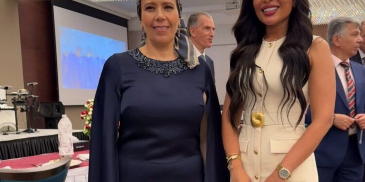 الإعلامية هدير عبد الرازق تتألق في احتفالات العيد الوطني المصري بسلطنة عمان بحضور رسمي رفيع المستوى