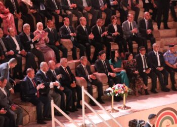 مندوبا عن الملك… رئيس الوزراء يوقد شعلة مهرجان جرش للثقافة والفنون الــ 39