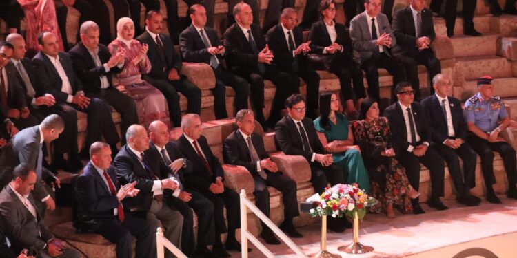 مندوبا عن الملك… رئيس الوزراء يوقد شعلة مهرجان جرش للثقافة والفنون الــ 39