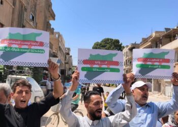 مسيرة غضب شعبية في مخيم اليرموك بدمشق، رفضاً للتطبيع مع العدو الصهيوني