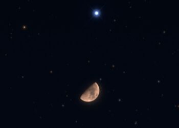 الليلة : اقتران القمر الأحدب بالسماك الأعزل