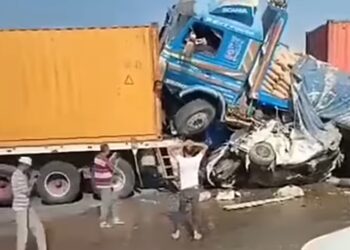 سيارات النقل مقابر متحركه على الأسفلت