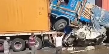 سيارات النقل مقابر متحركه على الأسفلت