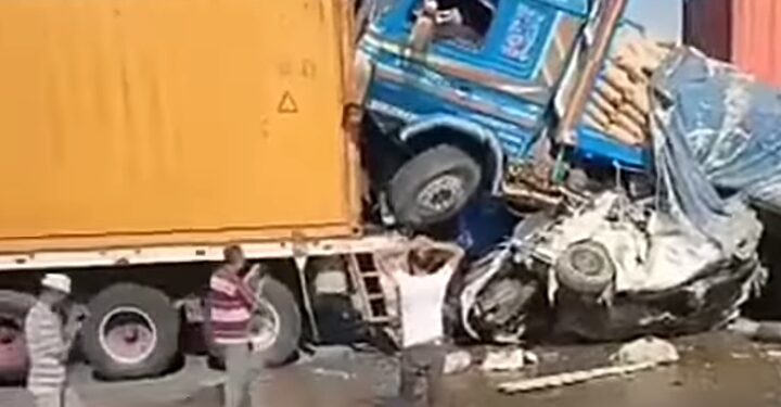 سيارات النقل مقابر متحركه على الأسفلت