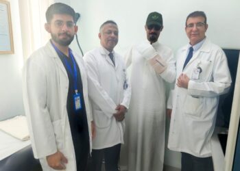 بعد تعرضها للقطع التام مستشفى الملك عبدالعزيز بالأحساء يعيد كف يد مريض إلى الحياة بعملية معقدة