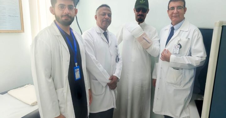 بعد تعرضها للقطع التام مستشفى الملك عبدالعزيز بالأحساء يعيد كف يد مريض إلى الحياة بعملية معقدة