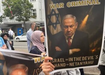 متظاهرون وناشطون عرب وأجانب ينظمون مسيرة في شوارع برلين تنديدا بالجرائم الإسرائيلية