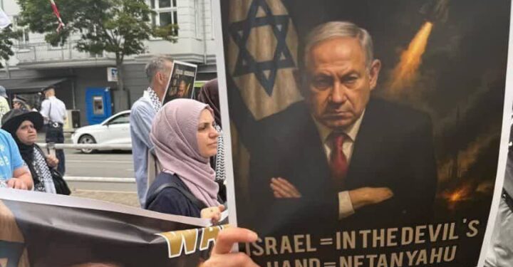 متظاهرون وناشطون عرب وأجانب ينظمون مسيرة في شوارع برلين تنديدا بالجرائم الإسرائيلية