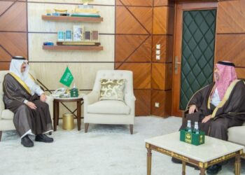 سمو أمير المنطقة الشرقية يستقبل مدير عام فرع وزارة الصحة بمناسبة تعيينه