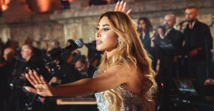 *نجوى كرم تشعل المدرج الروماني في عمّان بـ”حالة طوارئ” وبتفاعل الجمهور الأردني