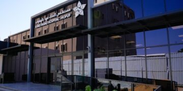نجاح تدخل جراحي معقد بمستشفى الملك فهد بالهفوف ينقذ مريضة من ورم ممتد لجدار البطن