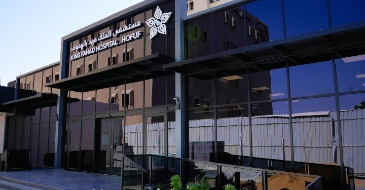 نجاح تدخل جراحي معقد بمستشفى الملك فهد بالهفوف ينقذ مريضة من ورم ممتد لجدار البطن