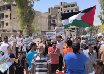 مسيرة غضب شعبية في مخيم اليرموك بدمشق، رفضاً للتطبيع مع العدو الصهيوني