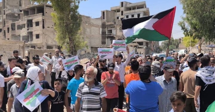 مسيرة غضب شعبية في مخيم اليرموك بدمشق، رفضاً للتطبيع مع العدو الصهيوني