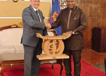 الدكتور سعيد دراز رئيس مجموعة شركات ايروجيت العالمية فى أفريقيا وغانا يثمن  على جهود السفير المصري فى غانا بمناسبة انتهاء فترة عمله