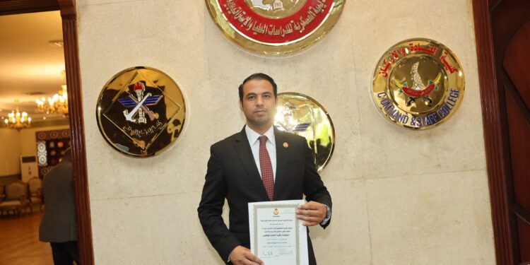 بالصور علي سالم يحصل على شهادة دورة إدارة الأزمات والمخاطر من كلية الدفاع الوطني
