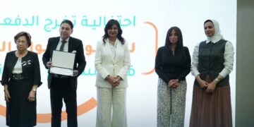 مؤسسة حياة تكرم هاني الشيخ في حفل تخرج دفعه نوال الدجوي من مشروع سكر البيوت