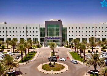 تدخل جراحي دقيق بمستشفى الملك فهد التخصصي بتبوك يعيد بصر طفلة