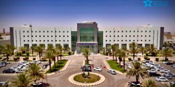 تدخل جراحي دقيق بمستشفى الملك فهد التخصصي بتبوك يعيد بصر طفلة