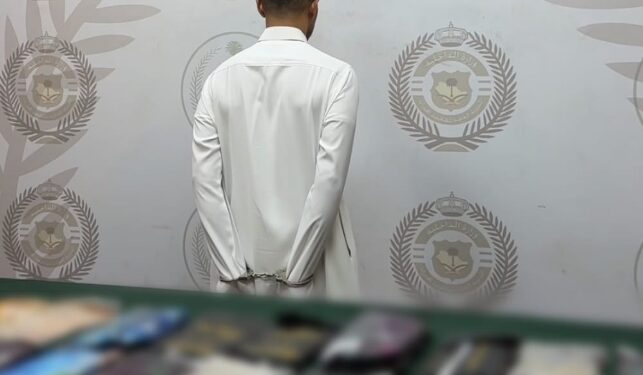 مكافحة المخدرات تقبض على شخص بمحافظة جدة لترويجه (54) كيلوجرامًا من مادة الحشيش المخدر وأقراصًا من مادة الإمفيتامين المخدر