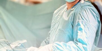 عملية نوعية بـ”طبية مكة” تعيد الحركة لشاب يعاني من تشوه حاد في الساقين