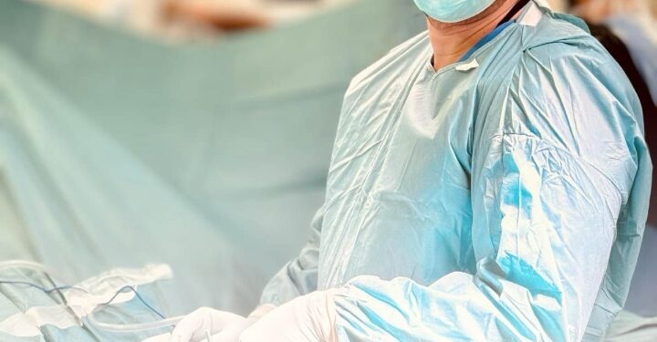 عملية نوعية بـ”طبية مكة” تعيد الحركة لشاب يعاني من تشوه حاد في الساقين