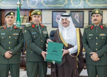 أمير المنطقة الشرقية يستقبل مدير جوازات المنطقة ويشيد بتطور الخدمات الرقمية والمبادرات التقنية