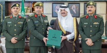 أمير المنطقة الشرقية يستقبل مدير جوازات المنطقة ويشيد بتطور الخدمات الرقمية والمبادرات التقنية