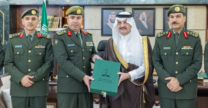 أمير المنطقة الشرقية يستقبل مدير جوازات المنطقة ويشيد بتطور الخدمات الرقمية والمبادرات التقنية