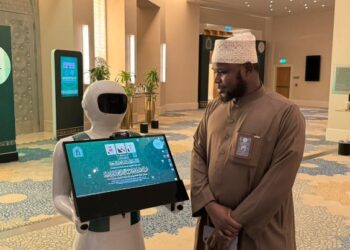 الروبوتات التفاعلية تخدم زوار ومشاركي مسابقة الملك عبدالعزيز الدولية للقرآن الكريم في دورتها الـ45 بمكة المكرمة