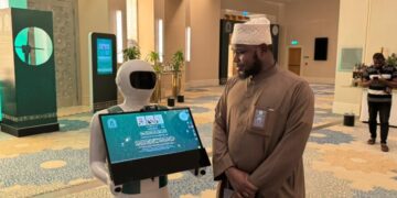 الروبوتات التفاعلية تخدم زوار ومشاركي مسابقة الملك عبدالعزيز الدولية للقرآن الكريم في دورتها الـ45 بمكة المكرمة