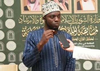 مصحف من مجمع الملك فهد يقود شابًا من “توغو” لحفظ القرآن والمنافسة في مسابقة الملك عبدالعزيز الدولية